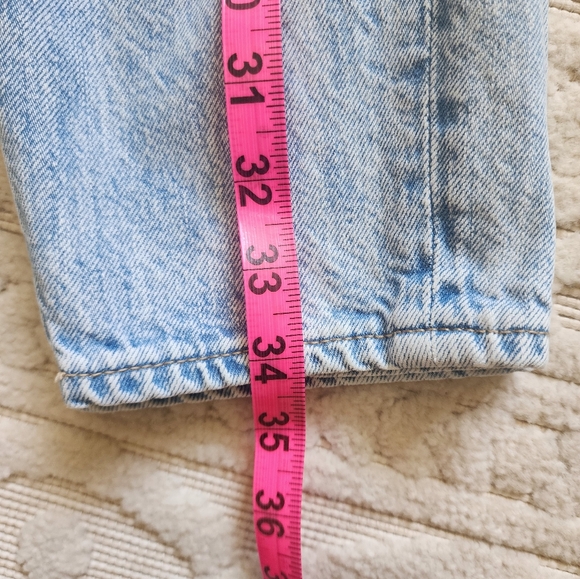 AMERICAN EAGLE MOM JEANS LIGHT WASH - Picture 15 of 16